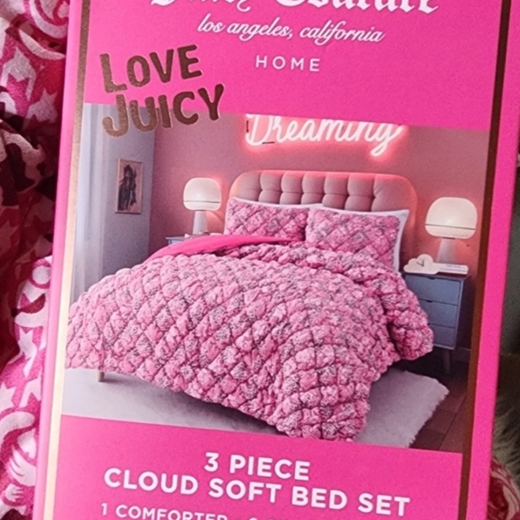 Juicy Coulture 3 Piece Cloud Soft bed set full/queen Set includes:1 comforter